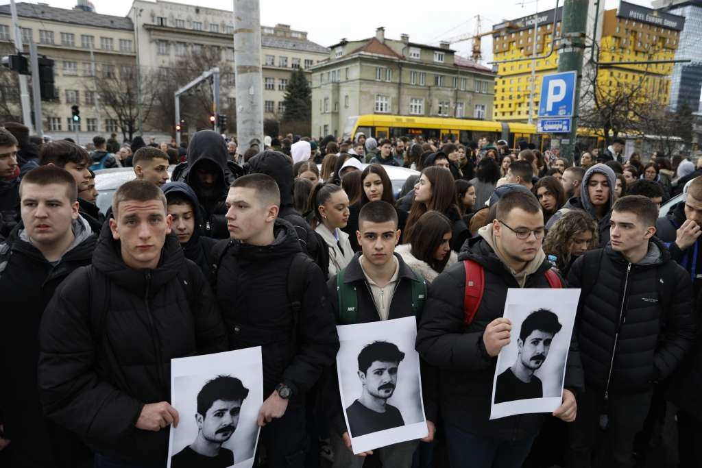 Okupljeni, uz najavu da ih ni oluja neće spriječiti, zatražili ostavku ministrice Hota-Muminović